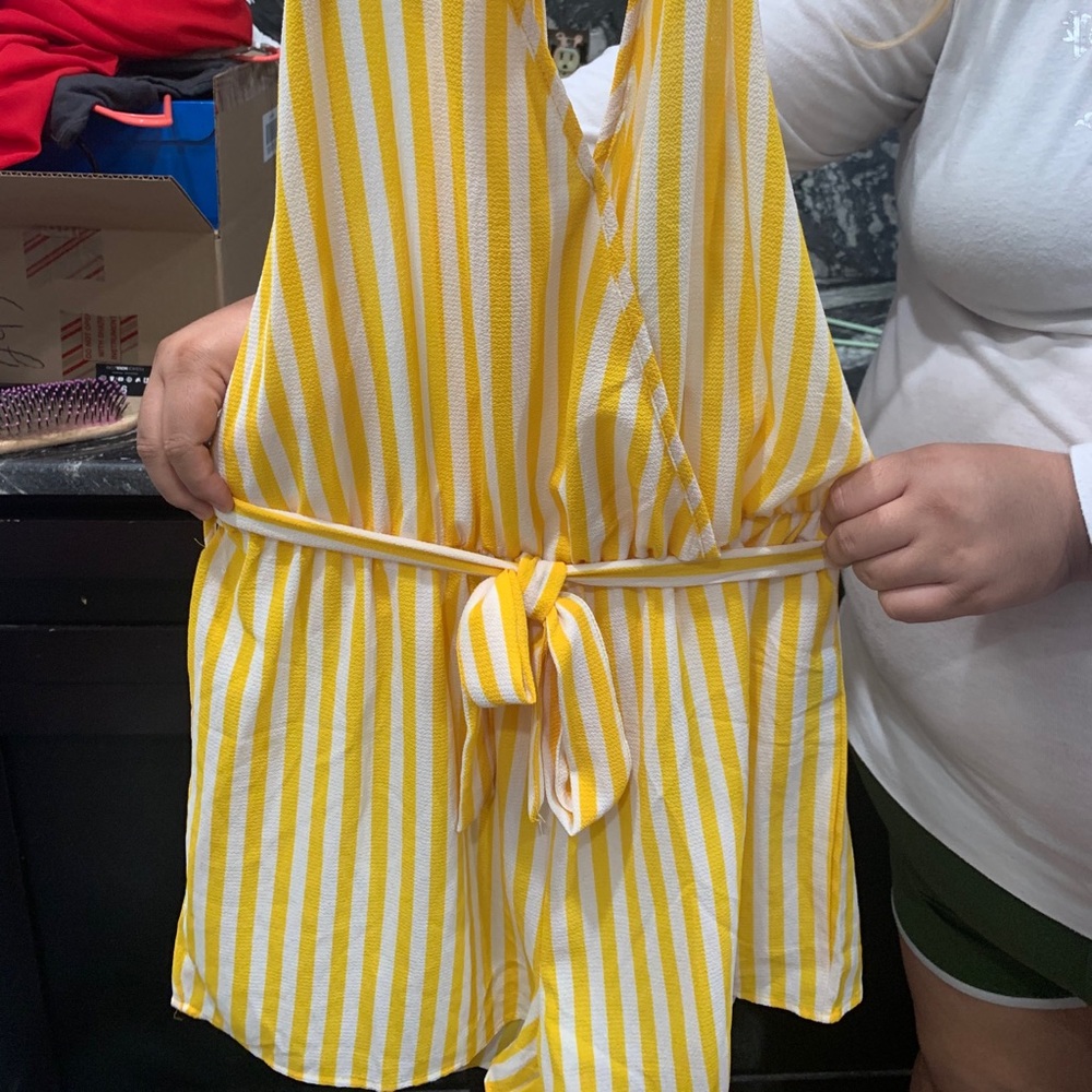 Yellow stripes romper💖